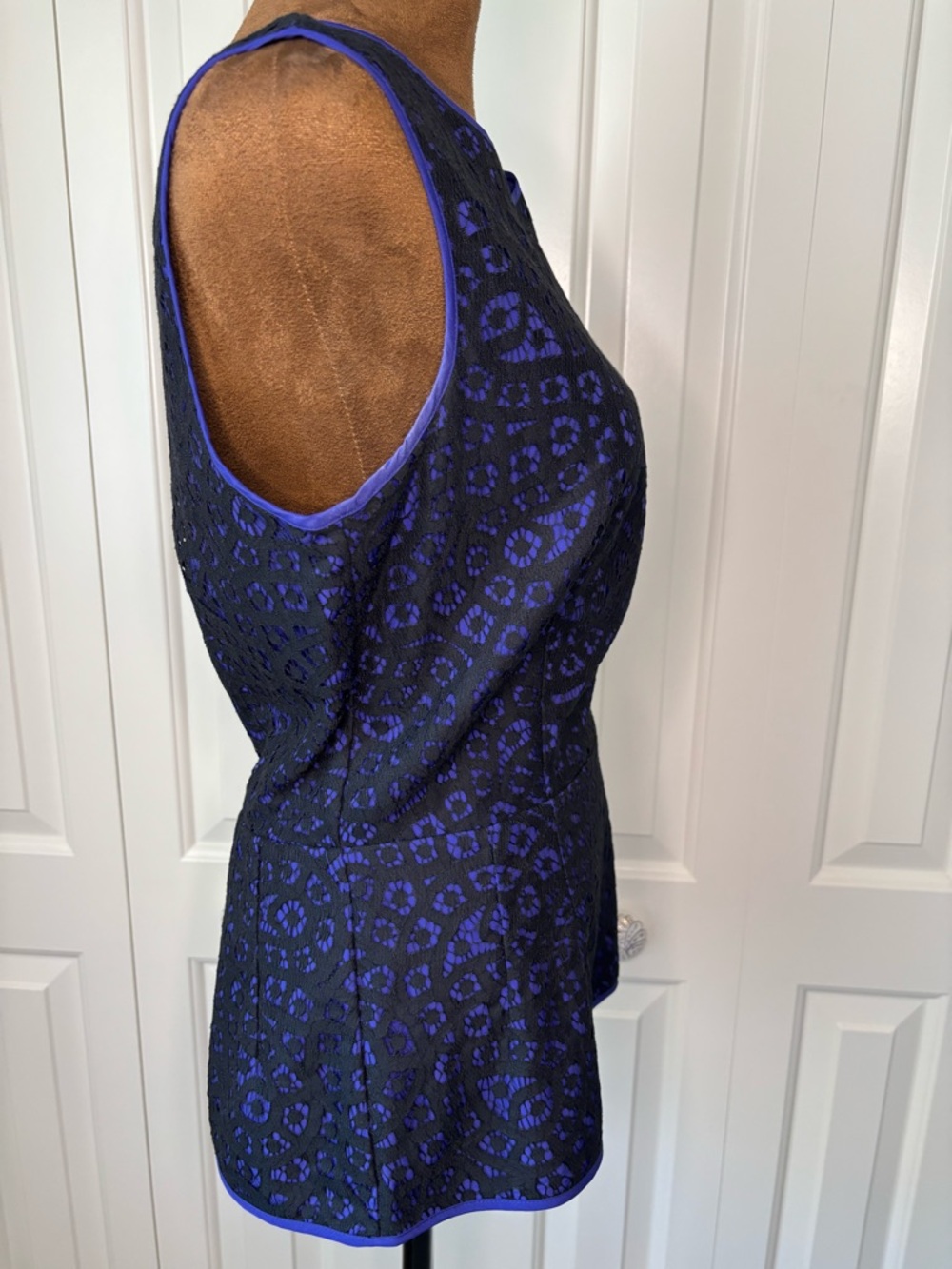Banana Republic Black & Purple Blue Lace Overlay Peplum Sleeveless Top - Size 6 - Picture 4 of 11